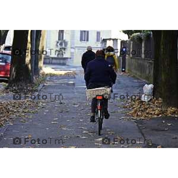 Tiziano Manzoni/LaPresse 6-11-2025 Bergamo, Italia Cronaca TreviglioTreviglio Via piazze paese gente generiche 2025 PIazza Setti Manara, via teatro basilica filodrammatici gente mamme stranieri questura commissariato monte dei paschi bar chiesa parrocchiale ztl parcheggi autunno alberi bicilette panchine rifiuti carcano vicolo