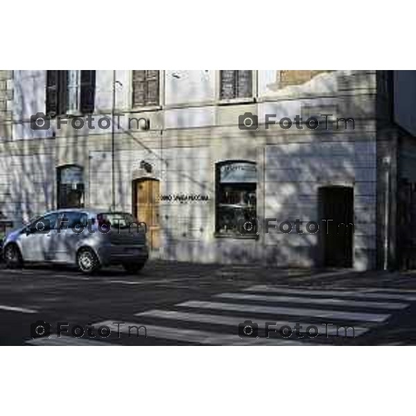 Tiziano Manzoni/LaPresse 6-11-2025 Bergamo, Italia Cronaca TreviglioTreviglio Via piazze paese gente generiche 2025 PIazza Setti Manara, via teatro basilica filodrammatici gente mamme stranieri questura commissariato monte dei paschi bar chiesa parrocchiale ztl parcheggi autunno alberi bicilette panchine rifiuti carcano vicolo