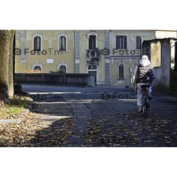 Tiziano Manzoni/LaPresse 6-11-2025 Bergamo, Italia Cronaca TreviglioTreviglio Via piazze paese gente generiche 2025 PIazza Setti Manara, via teatro basilica filodrammatici gente mamme stranieri questura commissariato monte dei paschi bar chiesa parrocchiale ztl parcheggi autunno alberi bicilette panchine rifiuti carcano vicolo