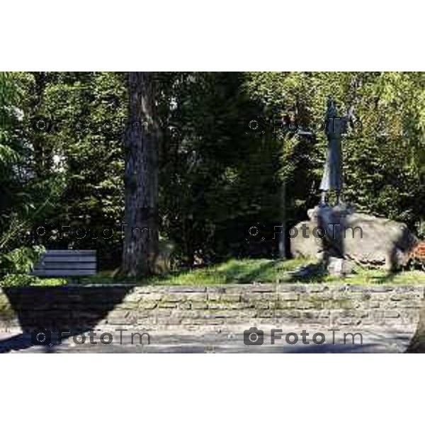 Tiziano Manzoni/LaPresse 6-11-2025 Bergamo, Italia Cronaca TreviglioTreviglio Via piazze paese gente generiche 2025 PIazza Setti Manara, via teatro basilica filodrammatici gente mamme stranieri questura commissariato monte dei paschi bar chiesa parrocchiale ztl parcheggi autunno alberi bicilette panchine rifiuti carcano vicolo