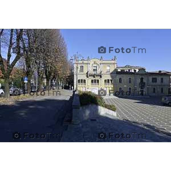 Tiziano Manzoni/LaPresse 6-11-2025 Bergamo, Italia Cronaca TreviglioTreviglio Via piazze paese gente generiche 2025 PIazza Setti Manara, via teatro basilica filodrammatici gente mamme stranieri questura commissariato monte dei paschi bar chiesa parrocchiale ztl parcheggi autunno alberi bicilette panchine rifiuti carcano vicolo