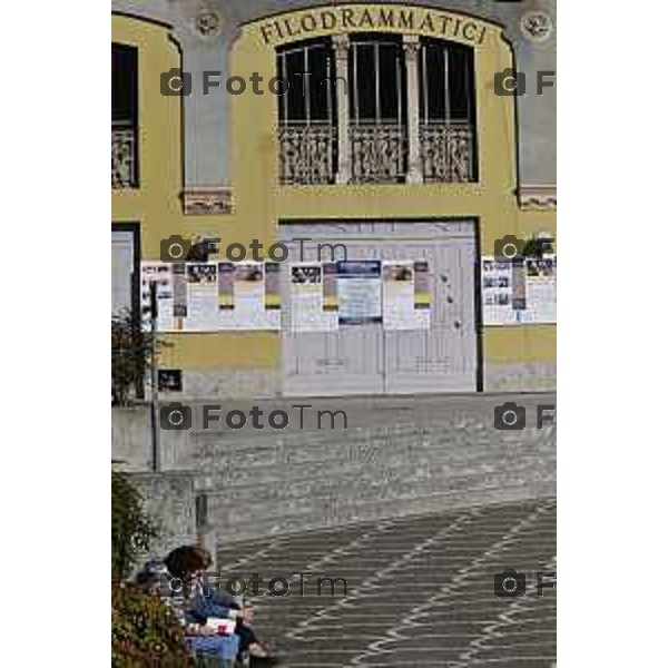 Tiziano Manzoni/LaPresse 6-11-2025 Bergamo, Italia Cronaca TreviglioTreviglio Via piazze paese gente generiche 2025 PIazza Setti Manara, via teatro basilica filodrammatici gente mamme stranieri questura commissariato monte dei paschi bar chiesa parrocchiale ztl parcheggi autunno alberi bicilette panchine rifiuti carcano vicolo