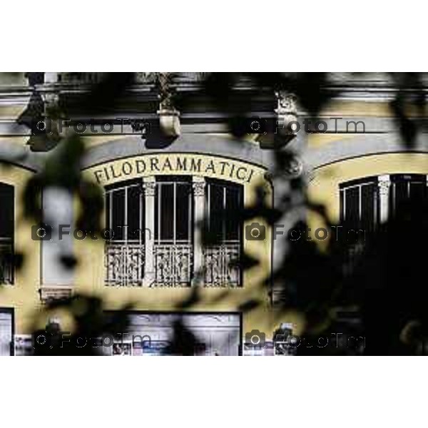 Tiziano Manzoni/LaPresse 6-11-2025 Bergamo, Italia Cronaca TreviglioTreviglio Via piazze paese gente generiche 2025 PIazza Setti Manara, via teatro basilica filodrammatici gente mamme stranieri questura commissariato monte dei paschi bar chiesa parrocchiale ztl parcheggi autunno alberi bicilette panchine rifiuti carcano vicolo