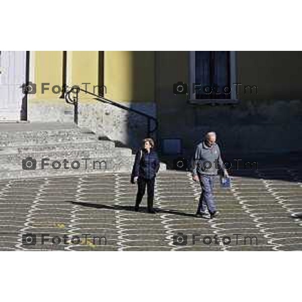 Tiziano Manzoni/LaPresse 6-11-2025 Bergamo, Italia Cronaca TreviglioTreviglio Via piazze paese gente generiche 2025 PIazza Setti Manara, via teatro basilica filodrammatici gente mamme stranieri questura commissariato monte dei paschi bar chiesa parrocchiale ztl parcheggi autunno alberi bicilette panchine rifiuti carcano vicolo