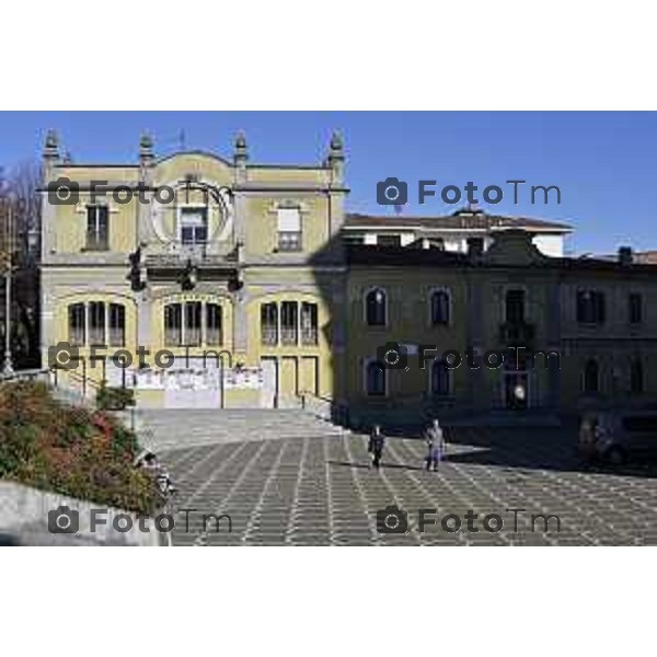 Tiziano Manzoni/LaPresse 6-11-2025 Bergamo, Italia Cronaca TreviglioTreviglio Via piazze paese gente generiche 2025 PIazza Setti Manara, via teatro basilica filodrammatici gente mamme stranieri questura commissariato monte dei paschi bar chiesa parrocchiale ztl parcheggi autunno alberi bicilette panchine rifiuti carcano vicolo