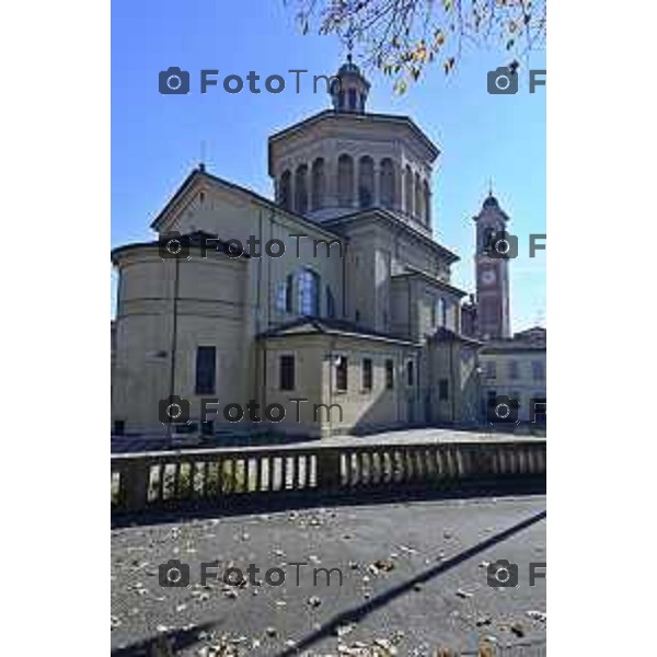 Tiziano Manzoni/LaPresse 6-11-2025 Bergamo, Italia Cronaca TreviglioTreviglio Via piazze paese gente generiche 2025 PIazza Setti Manara, via teatro basilica filodrammatici gente mamme stranieri questura commissariato monte dei paschi bar chiesa parrocchiale ztl parcheggi autunno alberi bicilette panchine rifiuti carcano vicolo