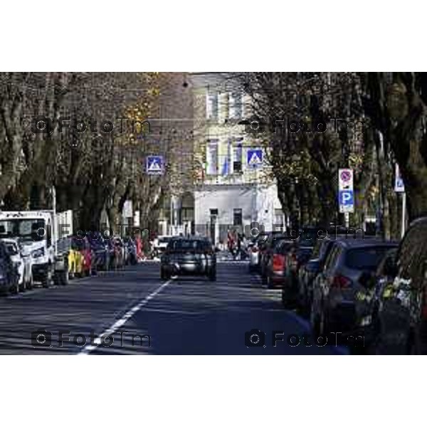 Tiziano Manzoni/LaPresse 6-11-2025 Bergamo, Italia Cronaca TreviglioTreviglio Via piazze paese gente generiche 2025 PIazza Setti Manara, via teatro basilica filodrammatici gente mamme stranieri questura commissariato monte dei paschi bar chiesa parrocchiale ztl parcheggi autunno alberi bicilette panchine rifiuti carcano vicolo