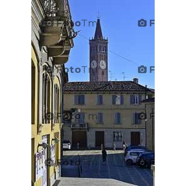 Tiziano Manzoni/LaPresse 6-11-2025 Bergamo, Italia Cronaca TreviglioTreviglio Via piazze paese gente generiche 2025 PIazza Setti Manara, via teatro basilica filodrammatici gente mamme stranieri questura commissariato monte dei paschi bar chiesa parrocchiale ztl parcheggi autunno alberi bicilette panchine rifiuti carcano vicolo