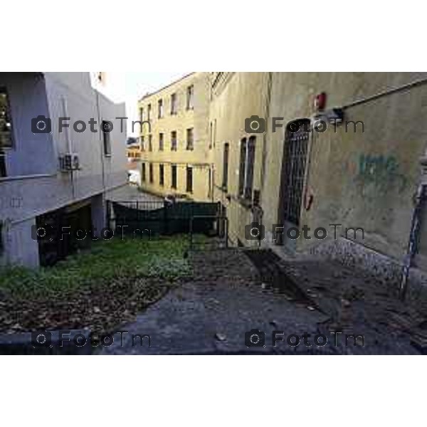 Tiziano Manzoni/LaPresse 6-11-2025 Bergamo, Italia Cronaca TreviglioTreviglio Via piazze paese gente generiche 2025 PIazza Setti Manara, via teatro basilica filodrammatici gente mamme stranieri questura commissariato monte dei paschi bar chiesa parrocchiale ztl parcheggi autunno alberi bicilette panchine rifiuti carcano vicolo