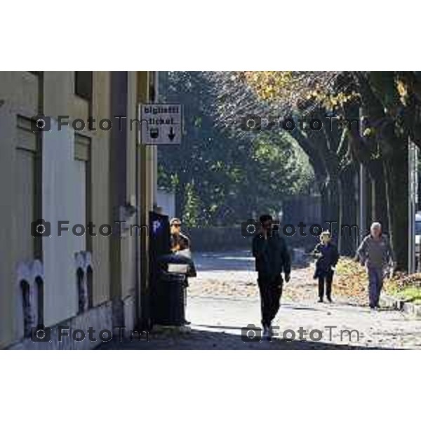 Tiziano Manzoni/LaPresse 6-11-2025 Bergamo, Italia Cronaca TreviglioTreviglio Via piazze paese gente generiche 2025 PIazza Setti Manara, via teatro basilica filodrammatici gente mamme stranieri questura commissariato monte dei paschi bar chiesa parrocchiale ztl parcheggi autunno alberi bicilette panchine rifiuti carcano vicolo
