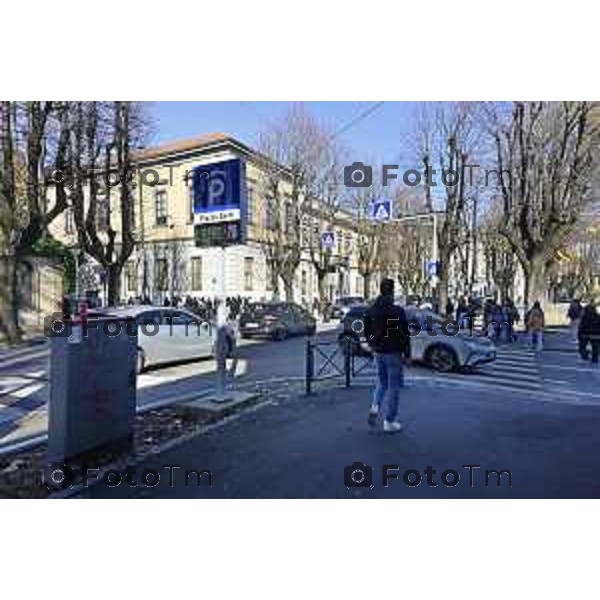 Tiziano Manzoni/LaPresse 6-11-2025 Bergamo, Italia Cronaca TreviglioTreviglio Via piazze paese gente generiche 2025 PIazza Setti Manara, via teatro basilica filodrammatici gente mamme stranieri questura commissariato monte dei paschi bar chiesa parrocchiale ztl parcheggi autunno alberi bicilette panchine rifiuti carcano vicolo