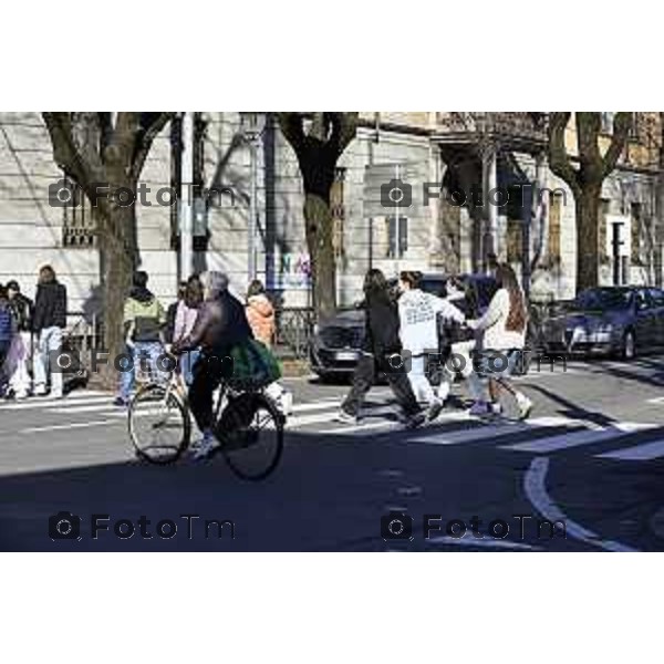 Tiziano Manzoni/LaPresse 6-11-2025 Bergamo, Italia Cronaca TreviglioTreviglio Via piazze paese gente generiche 2025 PIazza Setti Manara, via teatro basilica filodrammatici gente mamme stranieri questura commissariato monte dei paschi bar chiesa parrocchiale ztl parcheggi autunno alberi bicilette panchine rifiuti carcano vicolo