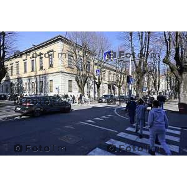 Tiziano Manzoni/LaPresse 6-11-2025 Bergamo, Italia Cronaca TreviglioTreviglio Via piazze paese gente generiche 2025 PIazza Setti Manara, via teatro basilica filodrammatici gente mamme stranieri questura commissariato monte dei paschi bar chiesa parrocchiale ztl parcheggi autunno alberi bicilette panchine rifiuti carcano vicolo