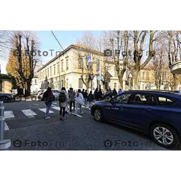 Tiziano Manzoni/LaPresse 6-11-2025 Bergamo, Italia Cronaca TreviglioTreviglio Via piazze paese gente generiche 2025 PIazza Setti Manara, via teatro basilica filodrammatici gente mamme stranieri questura commissariato monte dei paschi bar chiesa parrocchiale ztl parcheggi autunno alberi bicilette panchine rifiuti carcano vicolo