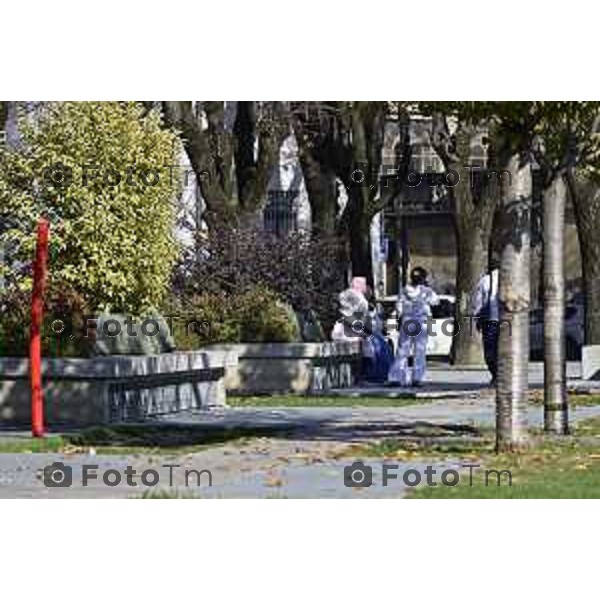 Tiziano Manzoni/LaPresse 6-11-2025 Bergamo, Italia Cronaca TreviglioTreviglio Via piazze paese gente generiche 2025 PIazza Setti Manara, via teatro basilica filodrammatici gente mamme stranieri questura commissariato monte dei paschi bar chiesa parrocchiale ztl parcheggi autunno alberi bicilette panchine rifiuti carcano vicolo