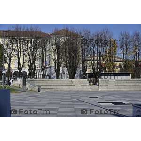 Tiziano Manzoni/LaPresse 6-11-2025 Bergamo, Italia Cronaca TreviglioTreviglio Via piazze paese gente generiche 2025 PIazza Setti Manara, via teatro basilica filodrammatici gente mamme stranieri questura commissariato monte dei paschi bar chiesa parrocchiale ztl parcheggi autunno alberi bicilette panchine rifiuti carcano vicolo