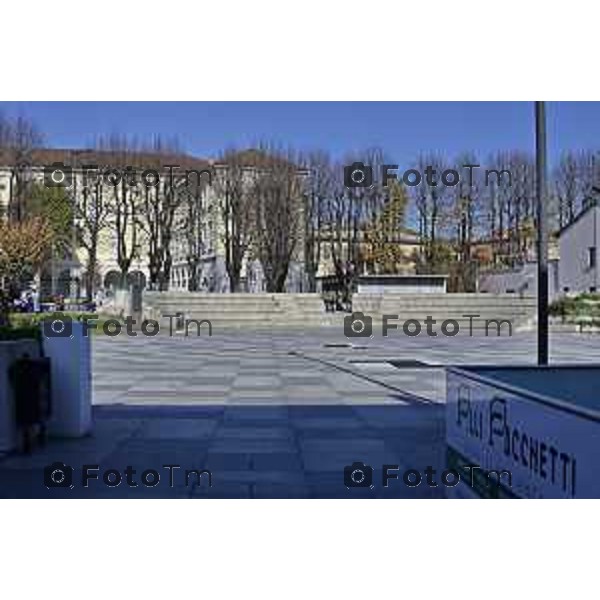 Tiziano Manzoni/LaPresse 6-11-2025 Bergamo, Italia Cronaca TreviglioTreviglio Via piazze paese gente generiche 2025 PIazza Setti Manara, via teatro basilica filodrammatici gente mamme stranieri questura commissariato monte dei paschi bar chiesa parrocchiale ztl parcheggi autunno alberi bicilette panchine rifiuti carcano vicolo