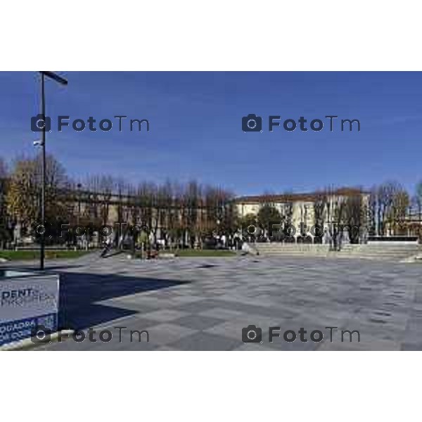 Tiziano Manzoni/LaPresse 6-11-2025 Bergamo, Italia Cronaca TreviglioTreviglio Via piazze paese gente generiche 2025 PIazza Setti Manara, via teatro basilica filodrammatici gente mamme stranieri questura commissariato monte dei paschi bar chiesa parrocchiale ztl parcheggi autunno alberi bicilette panchine rifiuti carcano vicolo