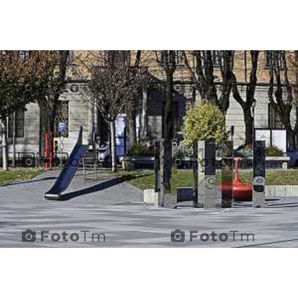 Tiziano Manzoni/LaPresse 6-11-2025 Bergamo, Italia Cronaca TreviglioTreviglio Via piazze paese gente generiche 2025 PIazza Setti Manara, via teatro basilica filodrammatici gente mamme stranieri questura commissariato monte dei paschi bar chiesa parrocchiale ztl parcheggi autunno alberi bicilette panchine rifiuti carcano vicolo