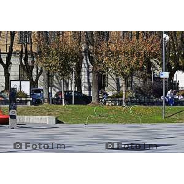 Tiziano Manzoni/LaPresse 6-11-2025 Bergamo, Italia Cronaca TreviglioTreviglio Via piazze paese gente generiche 2025 PIazza Setti Manara, via teatro basilica filodrammatici gente mamme stranieri questura commissariato monte dei paschi bar chiesa parrocchiale ztl parcheggi autunno alberi bicilette panchine rifiuti carcano vicolo