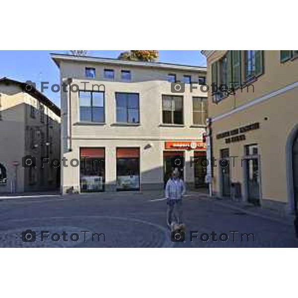 Tiziano Manzoni/LaPresse 6-11-2025 Bergamo, Italia Cronaca TreviglioTreviglio Via piazze paese gente generiche 2025 PIazza Setti Manara, via teatro basilica filodrammatici gente mamme stranieri questura commissariato monte dei paschi bar chiesa parrocchiale ztl parcheggi autunno alberi bicilette panchine rifiuti carcano vicolo