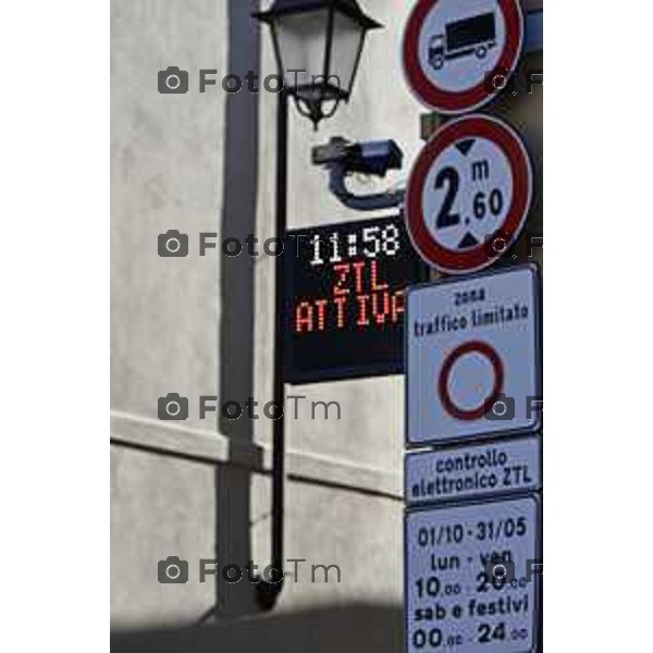 Tiziano Manzoni/LaPresse 6-11-2025 Bergamo, Italia Cronaca TreviglioTreviglio Via piazze paese gente generiche 2025 PIazza Setti Manara, via teatro basilica filodrammatici gente mamme stranieri questura commissariato monte dei paschi bar chiesa parrocchiale ztl parcheggi autunno alberi bicilette panchine rifiuti carcano vicolo