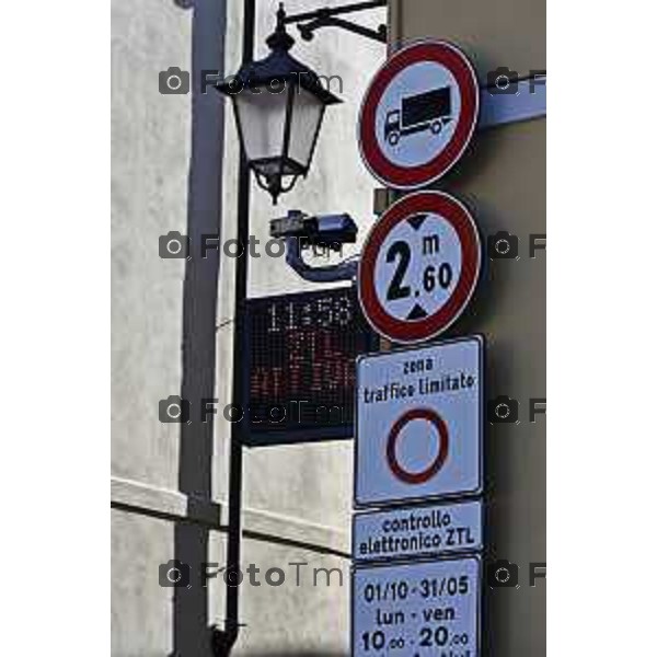 Tiziano Manzoni/LaPresse 6-11-2025 Bergamo, Italia Cronaca TreviglioTreviglio Via piazze paese gente generiche 2025 PIazza Setti Manara, via teatro basilica filodrammatici gente mamme stranieri questura commissariato monte dei paschi bar chiesa parrocchiale ztl parcheggi autunno alberi bicilette panchine rifiuti carcano vicolo