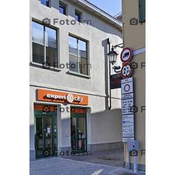 Tiziano Manzoni/LaPresse 6-11-2025 Bergamo, Italia Cronaca TreviglioTreviglio Via piazze paese gente generiche 2025 PIazza Setti Manara, via teatro basilica filodrammatici gente mamme stranieri questura commissariato monte dei paschi bar chiesa parrocchiale ztl parcheggi autunno alberi bicilette panchine rifiuti carcano vicolo