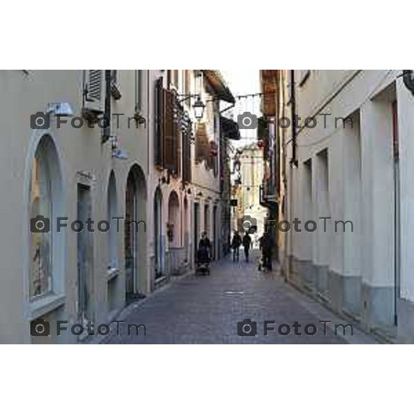 Tiziano Manzoni/LaPresse 6-11-2025 Bergamo, Italia Cronaca TreviglioTreviglio Via piazze paese gente generiche 2025 PIazza Setti Manara, via teatro basilica filodrammatici gente mamme stranieri questura commissariato monte dei paschi bar chiesa parrocchiale ztl parcheggi autunno alberi bicilette panchine rifiuti carcano vicolo