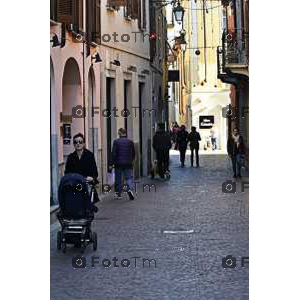 Tiziano Manzoni/LaPresse 6-11-2025 Bergamo, Italia Cronaca TreviglioTreviglio Via piazze paese gente generiche 2025 PIazza Setti Manara, via teatro basilica filodrammatici gente mamme stranieri questura commissariato monte dei paschi bar chiesa parrocchiale ztl parcheggi autunno alberi bicilette panchine rifiuti carcano vicolo