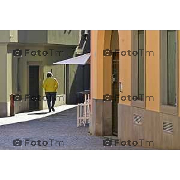 Tiziano Manzoni/LaPresse 6-11-2025 Bergamo, Italia Cronaca TreviglioTreviglio Via piazze paese gente generiche 2025 PIazza Setti Manara, via teatro basilica filodrammatici gente mamme stranieri questura commissariato monte dei paschi bar chiesa parrocchiale ztl parcheggi autunno alberi bicilette panchine rifiuti carcano vicolo