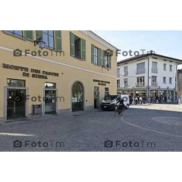 Tiziano Manzoni/LaPresse 6-11-2025 Bergamo, Italia Cronaca TreviglioTreviglio Via piazze paese gente generiche 2025 PIazza Setti Manara, via teatro basilica filodrammatici gente mamme stranieri questura commissariato monte dei paschi bar chiesa parrocchiale ztl parcheggi autunno alberi bicilette panchine rifiuti carcano vicolo