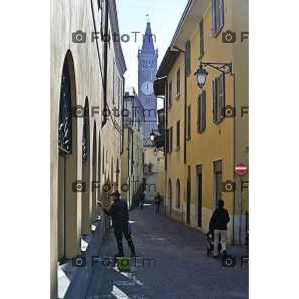 Tiziano Manzoni/LaPresse 6-11-2025 Bergamo, Italia Cronaca TreviglioTreviglio Via piazze paese gente generiche 2025 PIazza Setti Manara, via teatro basilica filodrammatici gente mamme stranieri questura commissariato monte dei paschi bar chiesa parrocchiale ztl parcheggi autunno alberi bicilette panchine rifiuti carcano vicolo