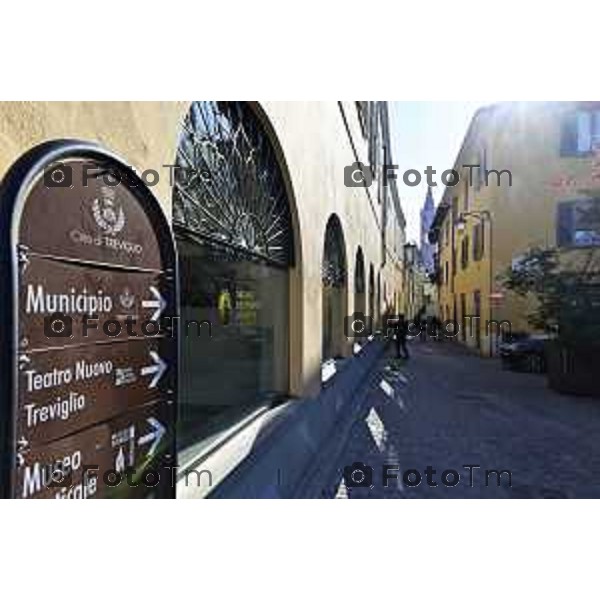 Tiziano Manzoni/LaPresse 6-11-2025 Bergamo, Italia Cronaca TreviglioTreviglio Via piazze paese gente generiche 2025 PIazza Setti Manara, via teatro basilica filodrammatici gente mamme stranieri questura commissariato monte dei paschi bar chiesa parrocchiale ztl parcheggi autunno alberi bicilette panchine rifiuti carcano vicolo