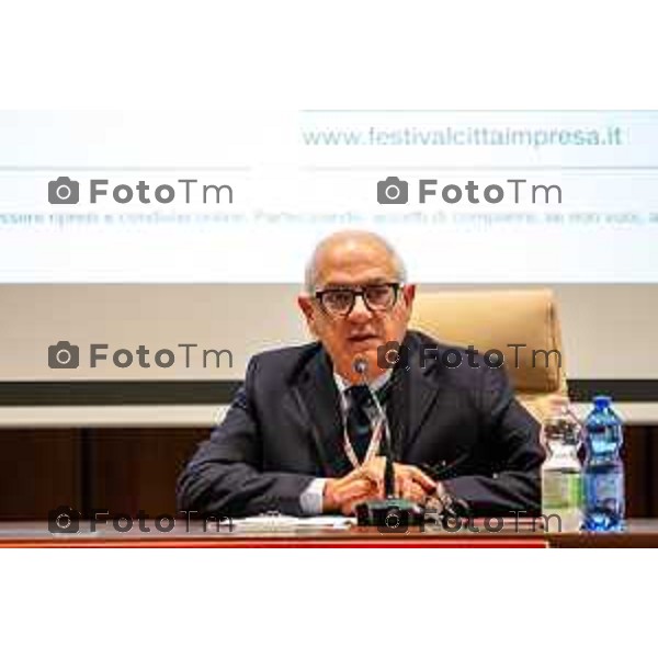 Andrei Eduard Huiala/LaPresse - For Manzoni 7-11-2025 Bergamo, Italia Cronaca Bergamo Apertura Festival Città Impresa Bergamo