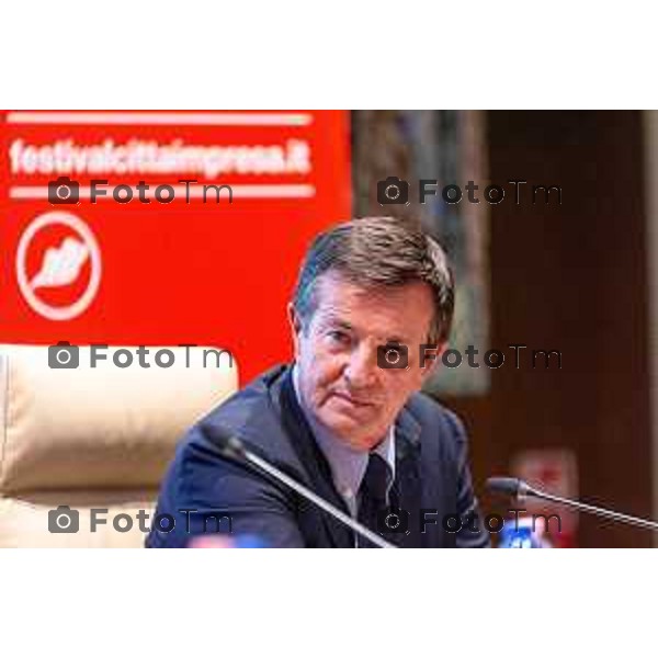 Andrei Eduard Huiala/LaPresse - For Manzoni 7-11-2025 Bergamo, Italia Cronaca Bergamo Festival Città Impresa Bergamo - Panel L\'Europa che Vorremmo con Paolo Gentiloni, Giorgio Gori, Dario di Vico moderatore, interviene in apertura Pasquale Gandolfi preisdente della Provincia di Bergamo e Presidente UPI