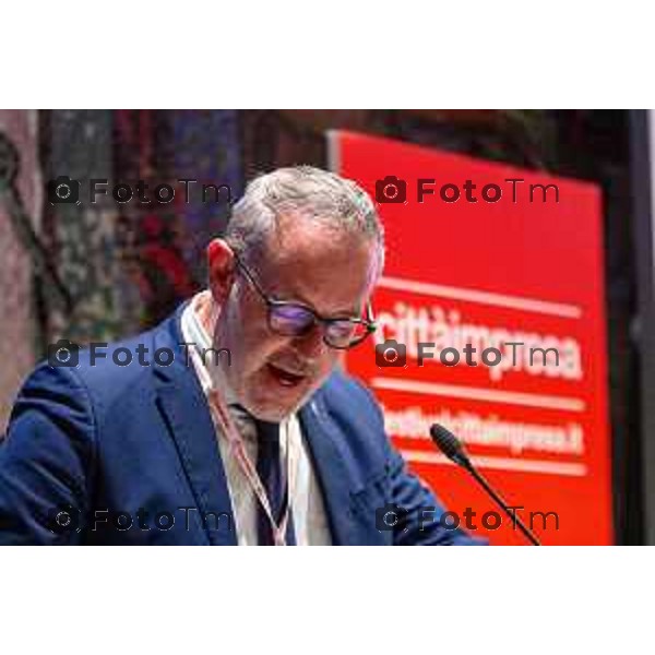 Andrei Eduard Huiala/LaPresse - For Manzoni 7-11-2025 Bergamo, Italia Cronaca Bergamo Festival Città Impresa Bergamo - Panel L\'Europa che Vorremmo con Paolo Gentiloni, Giorgio Gori, Dario di Vico moderatore, interviene in apertura Pasquale Gandolfi preisdente della Provincia di Bergamo e Presidente UPI