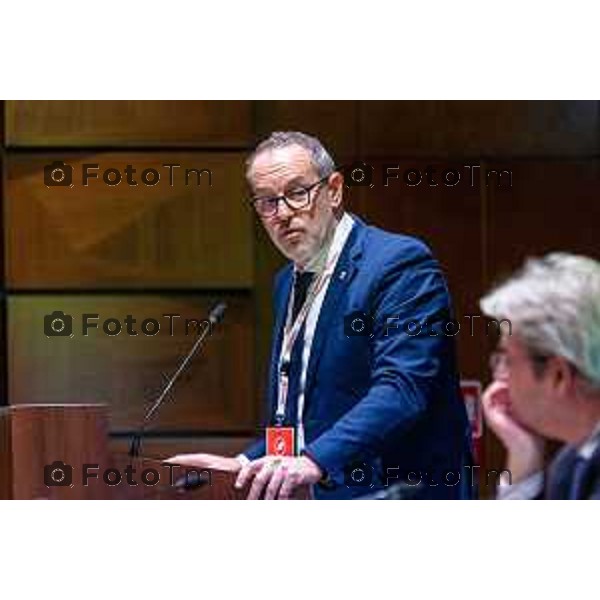 Andrei Eduard Huiala/LaPresse - For Manzoni 7-11-2025 Bergamo, Italia Cronaca Bergamo Festival Città Impresa Bergamo - Panel L\'Europa che Vorremmo con Paolo Gentiloni, Giorgio Gori, Dario di Vico moderatore, interviene in apertura Pasquale Gandolfi preisdente della Provincia di Bergamo e Presidente UPI