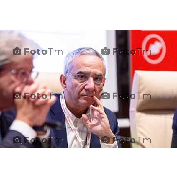 Andrei Eduard Huiala/LaPresse - For Manzoni 7-11-2025 Bergamo, Italia Cronaca Bergamo Festival Città Impresa Bergamo - Panel L\'Europa che Vorremmo con Paolo Gentiloni, Giorgio Gori, Dario di Vico moderatore, interviene in apertura Pasquale Gandolfi preisdente della Provincia di Bergamo e Presidente UPI