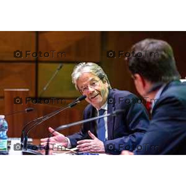 Andrei Eduard Huiala/LaPresse - For Manzoni 7-11-2025 Bergamo, Italia Cronaca Bergamo Festival Città Impresa Bergamo - Panel L\'Europa che Vorremmo con Paolo Gentiloni, Giorgio Gori, Dario di Vico moderatore, interviene in apertura Pasquale Gandolfi preisdente della Provincia di Bergamo e Presidente UPI