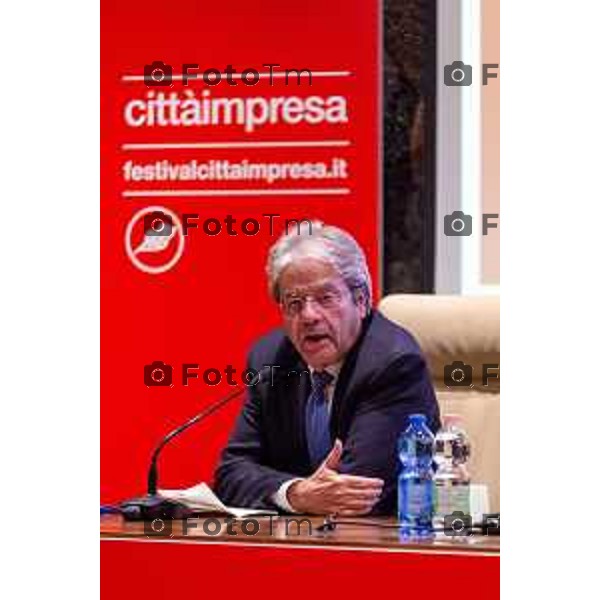 Andrei Eduard Huiala/LaPresse - For Manzoni 7-11-2025 Bergamo, Italia Cronaca Bergamo Festival Città Impresa Bergamo - Panel L\'Europa che Vorremmo con Paolo Gentiloni, Giorgio Gori, Dario di Vico moderatore, interviene in apertura Pasquale Gandolfi preisdente della Provincia di Bergamo e Presidente UPI