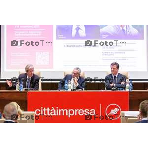 Andrei Eduard Huiala/LaPresse - For Manzoni 7-11-2025 Bergamo, Italia Cronaca Bergamo Festival Città Impresa Bergamo - Panel L\'Europa che Vorremmo con Paolo Gentiloni, Giorgio Gori, Dario di Vico moderatore, interviene in apertura Pasquale Gandolfi preisdente della Provincia di Bergamo e Presidente UPI