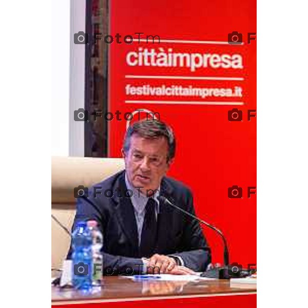 Andrei Eduard Huiala/LaPresse - For Manzoni 7-11-2025 Bergamo, Italia Cronaca Bergamo Festival Città Impresa Bergamo - Panel L\'Europa che Vorremmo con Paolo Gentiloni, Giorgio Gori, Dario di Vico moderatore, interviene in apertura Pasquale Gandolfi preisdente della Provincia di Bergamo e Presidente UPI