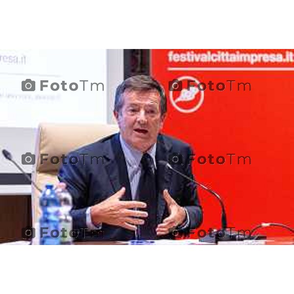 Andrei Eduard Huiala/LaPresse - For Manzoni 7-11-2025 Bergamo, Italia Cronaca Bergamo Festival Città Impresa Bergamo - Panel L\'Europa che Vorremmo con Paolo Gentiloni, Giorgio Gori, Dario di Vico moderatore, interviene in apertura Pasquale Gandolfi preisdente della Provincia di Bergamo e Presidente UPI