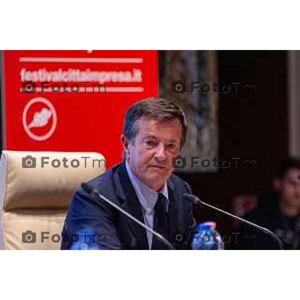 Andrei Eduard Huiala/LaPresse - For Manzoni 7-11-2025 Bergamo, Italia Cronaca Bergamo Festival Città Impresa Bergamo - Panel L\'Europa che Vorremmo con Paolo Gentiloni, Giorgio Gori, Dario di Vico moderatore, interviene in apertura Pasquale Gandolfi preisdente della Provincia di Bergamo e Presidente UPI