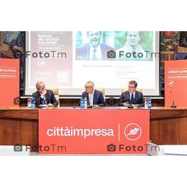 Andrei Eduard Huiala/LaPresse - For Manzoni 7-11-2025 Bergamo, Italia Cronaca Bergamo Festival Città Impresa Bergamo - Panel L\'Europa che Vorremmo con Paolo Gentiloni, Giorgio Gori, Dario di Vico moderatore, interviene in apertura Pasquale Gandolfi preisdente della Provincia di Bergamo e Presidente UPI