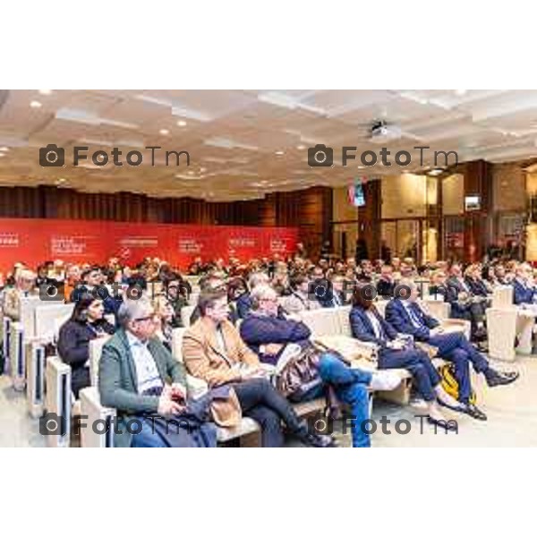 Andrei Eduard Huiala/LaPresse - For Manzoni 7-11-2025 Bergamo, Italia Cronaca Bergamo Festival Città Impresa Bergamo - Panel L\'Europa che Vorremmo con Paolo Gentiloni, Giorgio Gori, Dario di Vico moderatore, interviene in apertura Pasquale Gandolfi preisdente della Provincia di Bergamo e Presidente UPI