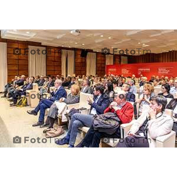 Andrei Eduard Huiala/LaPresse - For Manzoni 7-11-2025 Bergamo, Italia Cronaca Bergamo Festival Città Impresa Bergamo - Panel L\'Europa che Vorremmo con Paolo Gentiloni, Giorgio Gori, Dario di Vico moderatore, interviene in apertura Pasquale Gandolfi preisdente della Provincia di Bergamo e Presidente UPI