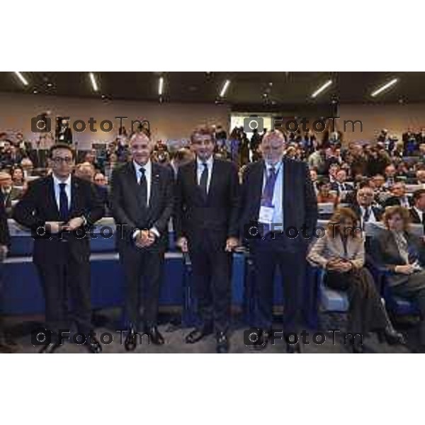 Tiziano Manzoni/LaPresse 8-11- 2025 Italia Cronaca Bergamo da sx il Vicepresidente Esecutivo Commissione Europea, per la Prosperità e la Strategia Industriale, Stéphane Séjourné il Presidente di Confindustria, Emanuele Orsini ,Vicepresidente Esecutivo Commissione Europea, per la Coesione e le Riforme, Raffaele Fitto,. Antonio Gozzi, Presidente di Federacciai,