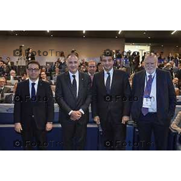 Tiziano Manzoni/LaPresse 8-11- 2025 Italia Cronaca Bergamo da sx il Vicepresidente Esecutivo Commissione Europea, per la Prosperità e la Strategia Industriale, Stéphane Séjourné il Presidente di Confindustria, Emanuele Orsini ,Vicepresidente Esecutivo Commissione Europea, per la Coesione e le Riforme, Raffaele Fitto,. Antonio Gozzi, Presidente di Federacciai,